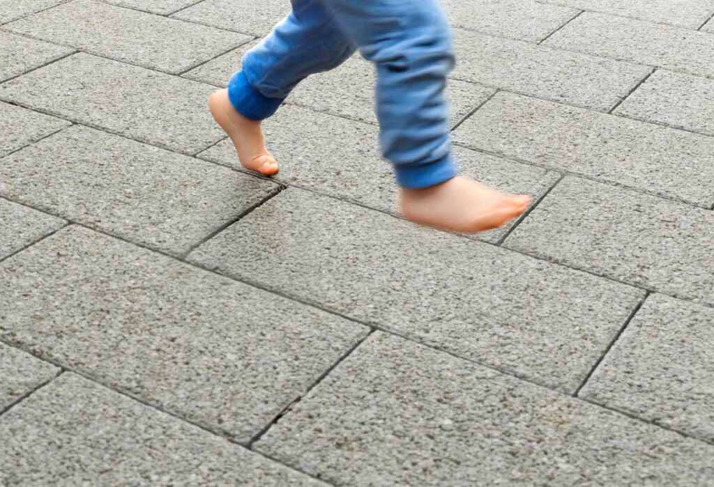 Enfant pieds nus pavés Vivaô
